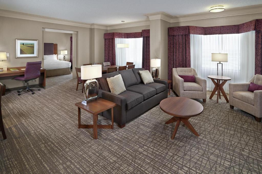 Posezení v ubytování DoubleTree by Hilton West Edmonton