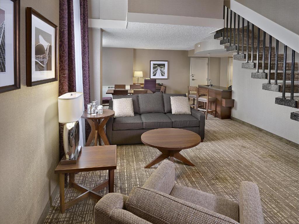 Posezení v ubytování DoubleTree by Hilton West Edmonton