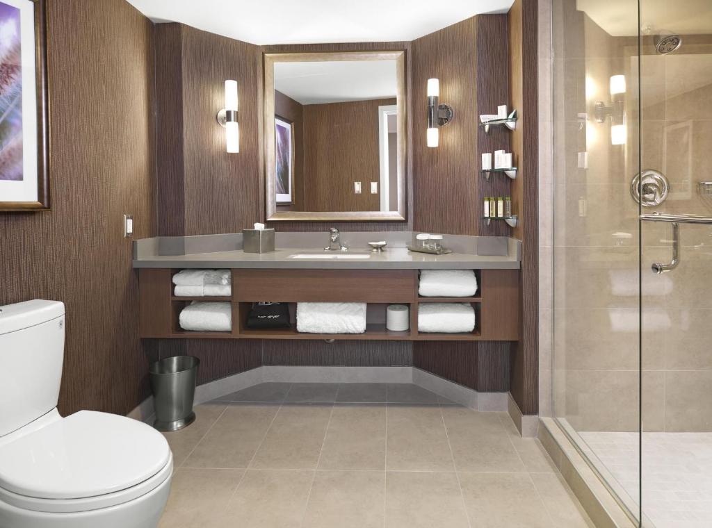 Koupelna v ubytování DoubleTree by Hilton West Edmonton