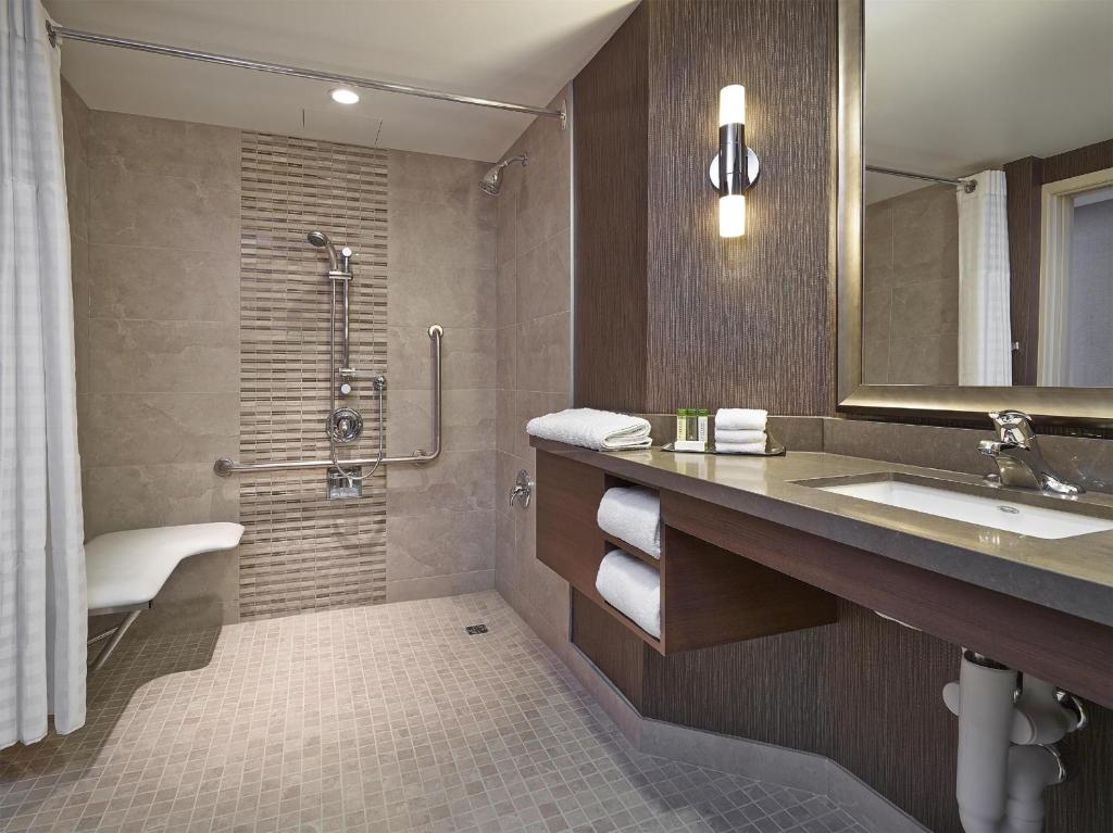 Koupelna v ubytování DoubleTree by Hilton West Edmonton