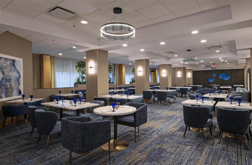 Restaurace v ubytování DoubleTree by Hilton West Edmonton