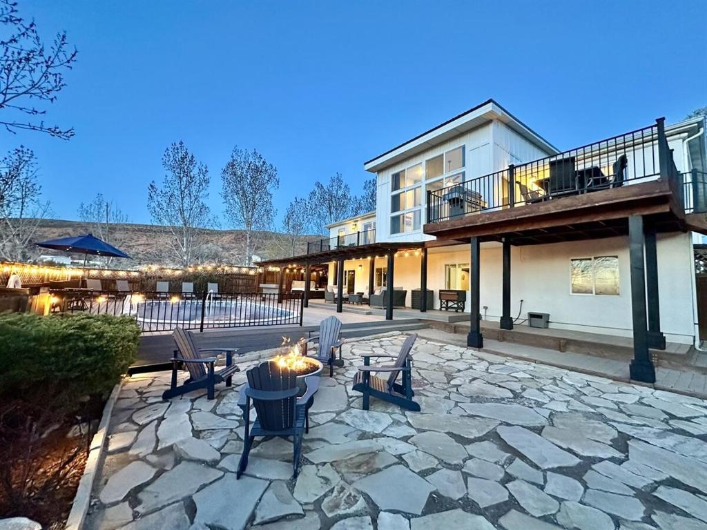 un patio de piedra con sillas y un edificio en Exclusive Retreats 6 Bed 6 Bath with Private Pool, en Moab