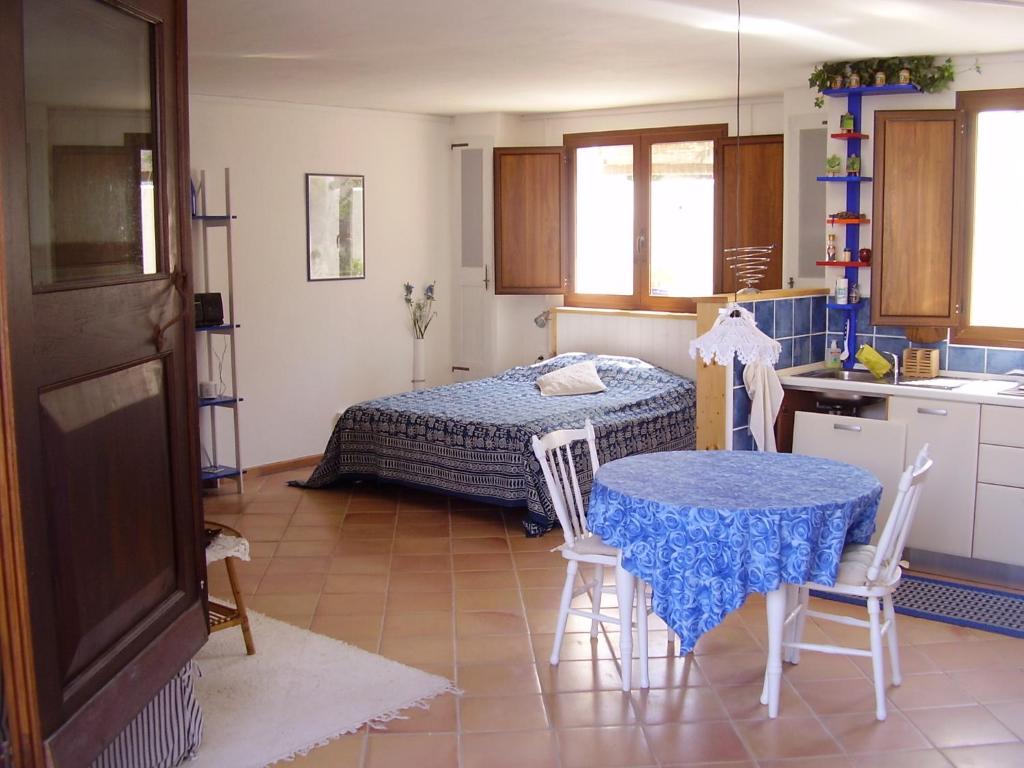 eine Küche mit einem Tisch, einem Tisch und Stühlen in der Unterkunft Casa Balente in Àrbatax