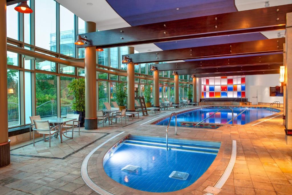 Bazén v ubytování Hilton Lac-Leamy nebo v jeho okolí