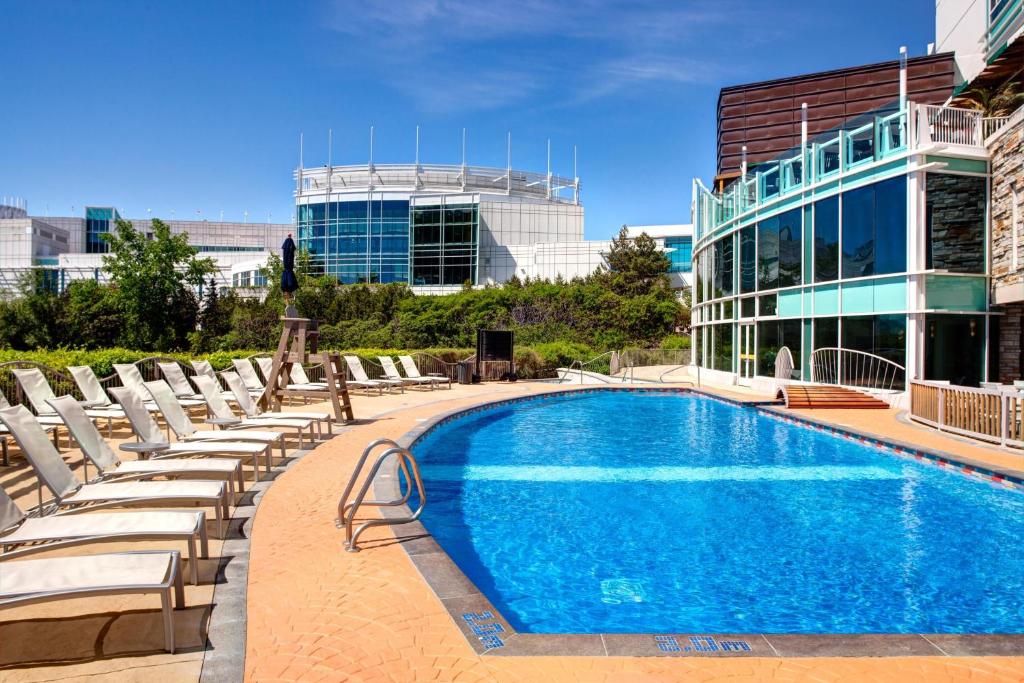 Bazén v ubytování Hilton Lac-Leamy nebo v jeho okolí