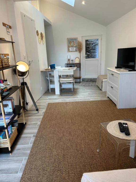 un salon avec un canapé et une table dans l'établissement Studio cœur de ville proche plage YVON-CÔTIER, à Granville