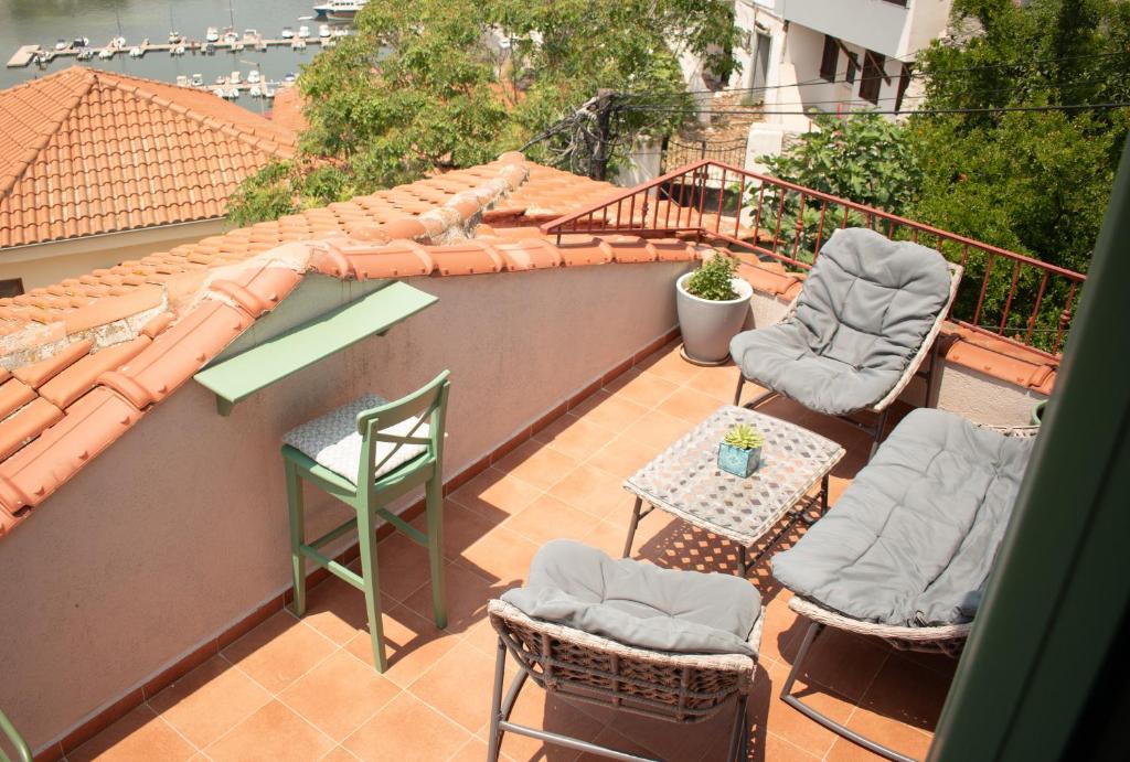 Balkón nebo terasa v ubytování Theothea Suites