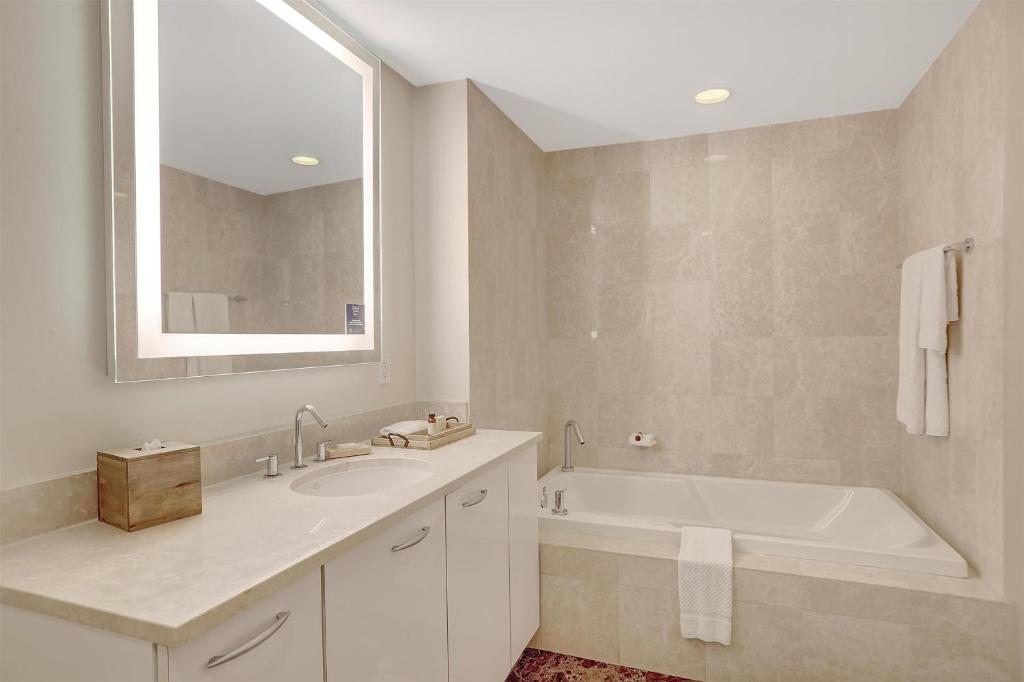 Hilton Fort Lauderdale Beach Resort - 