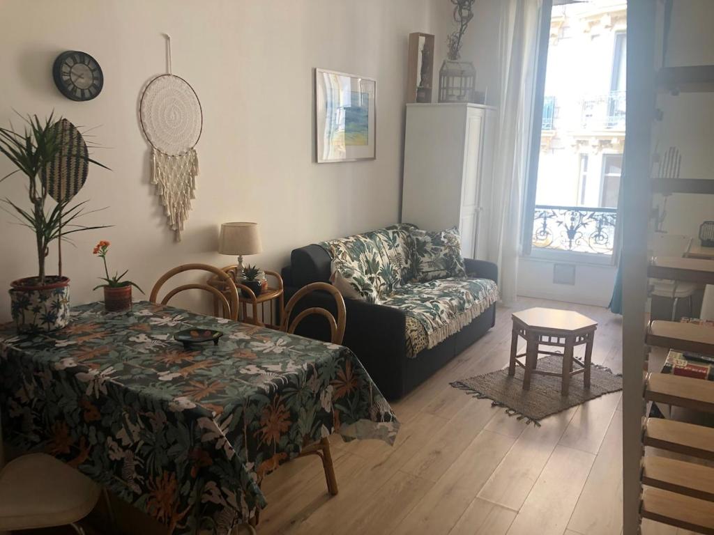 un salon avec une table et un canapé dans l'établissement Agréable studio cœur de Nice, à Nice