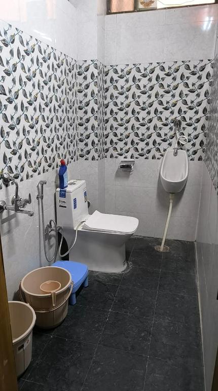 Koupelna v ubytování Ultimate Time Homestay, Stay and Party Point in Hills of Dagshai