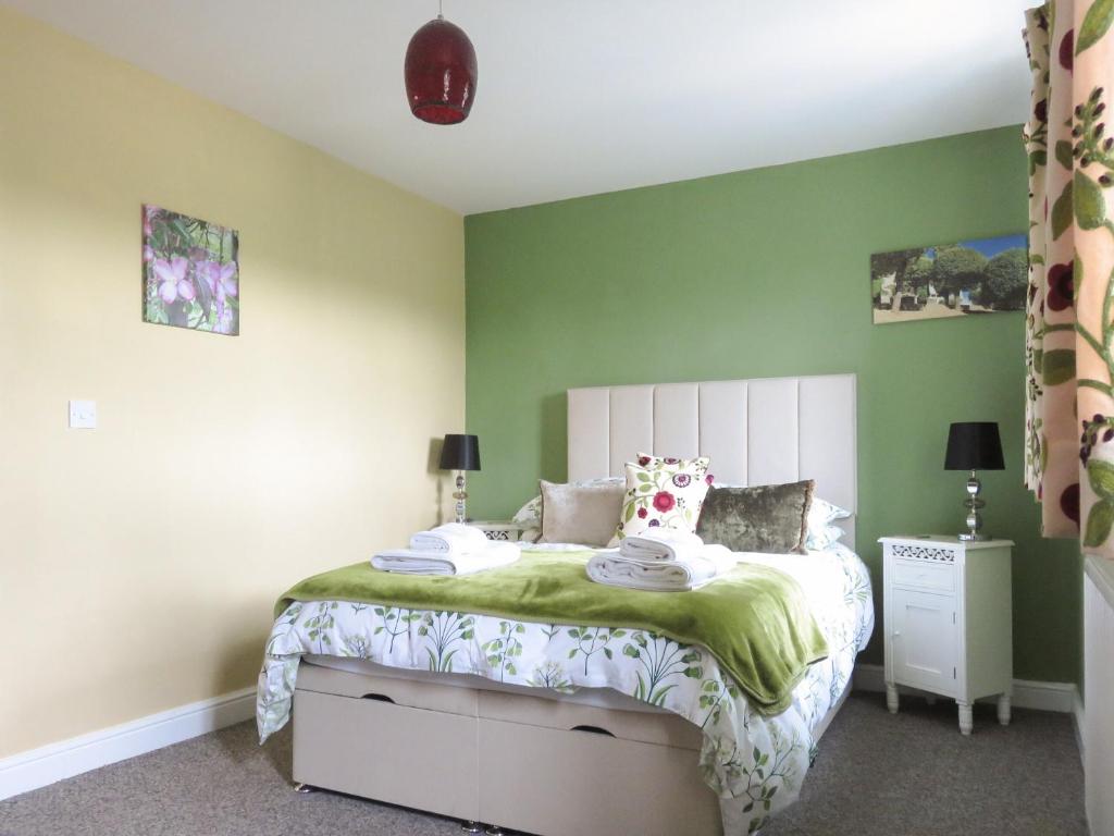 Postel nebo postele na pokoji v ubytování Cosy Cotswolds Townhouse