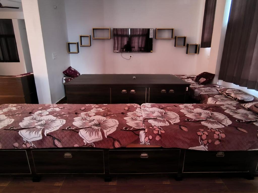 Postel nebo postele na pokoji v ubytování Ultimate Time Homestay, Stay and Party Point in Hills of Dagshai