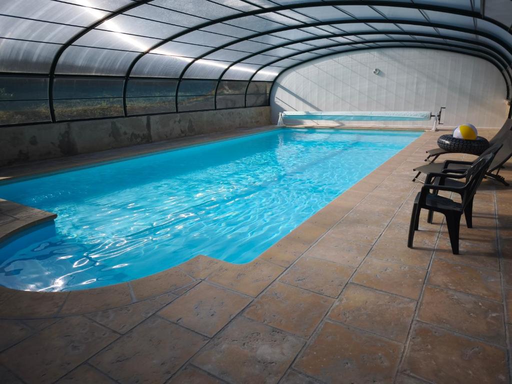 Bazén v ubytovaní la ferme des bigornes alebo v jeho blízkosti