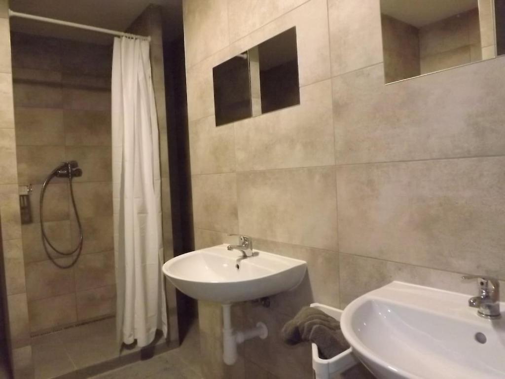 Koupelna v ubytování Room in the Heights R1