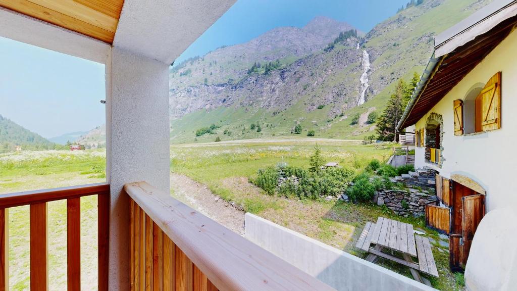 un balcon avec vue sur une montagne dans l'établissement Nouveau ! Au coeur des Montagnes, à Champagny-en-Vanoise