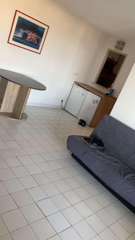 Photo de la galerie de l'établissement Super T2 pour 4 personnes les pieds dans l eau à Fréjus plage, à Fréjus