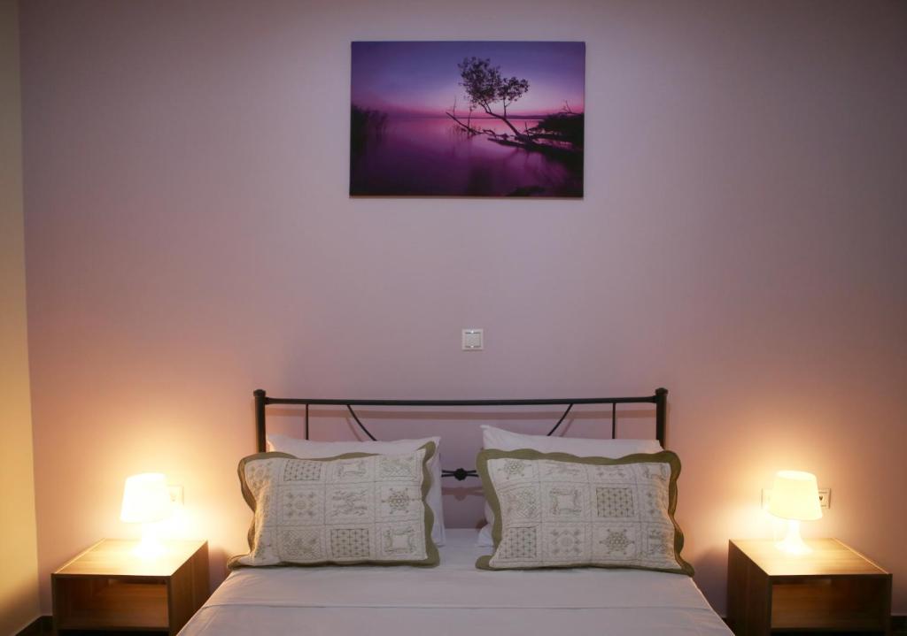 Un pat sau paturi într-o cameră la Sofia Xara House