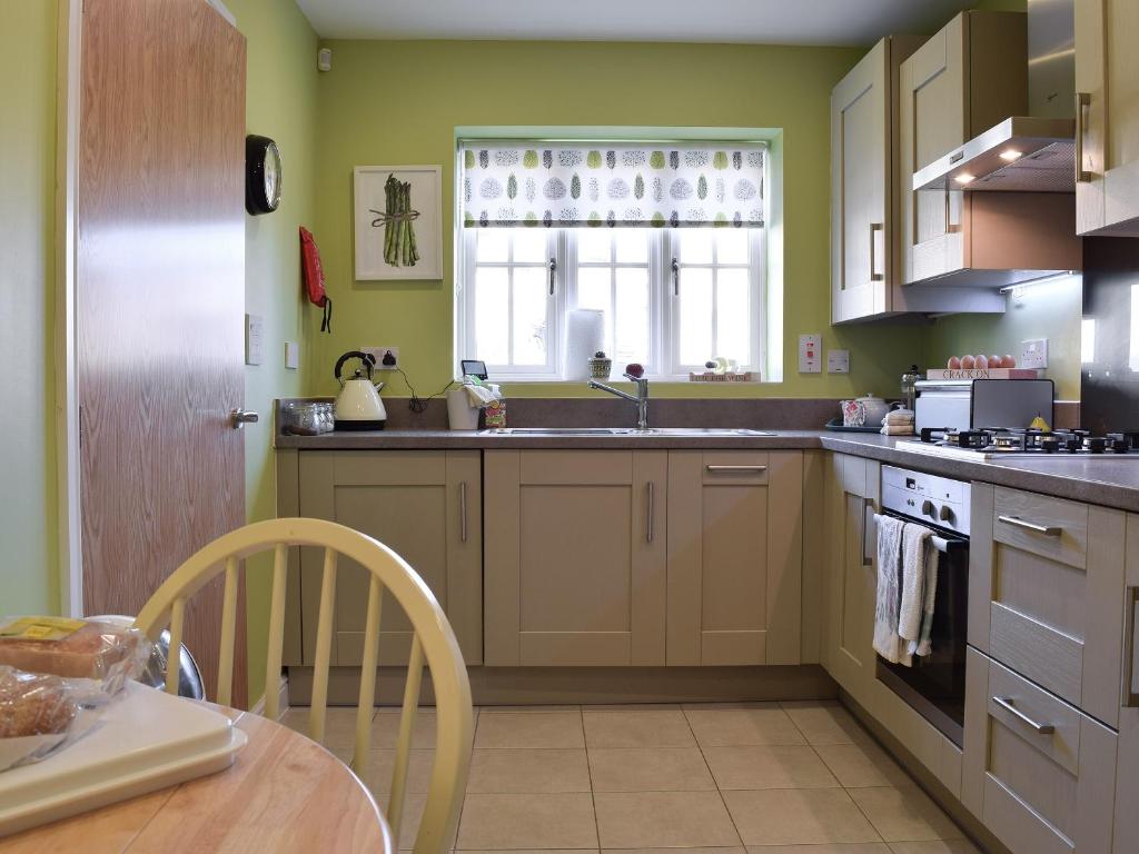 Kuchyň nebo kuchyňský kout v ubytování Cosy Cotswolds Townhouse