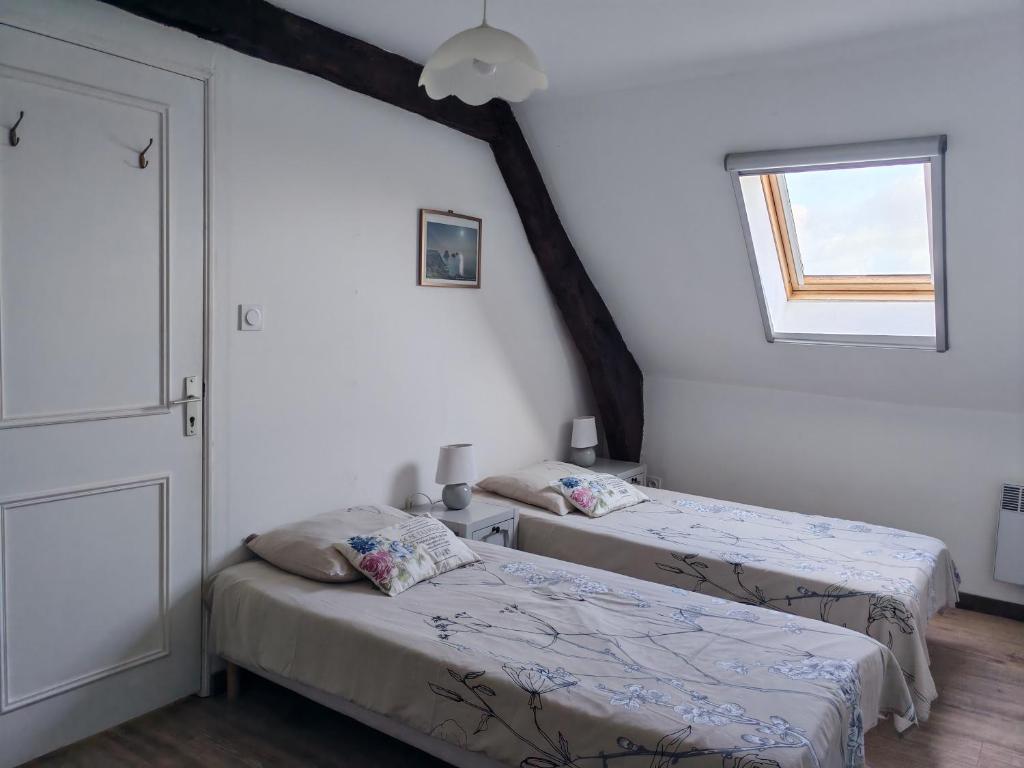 Un ou plusieurs lits dans un h&eacute;bergement de l'&eacute;tablissement Cottage Lavandes et Cottages Roses