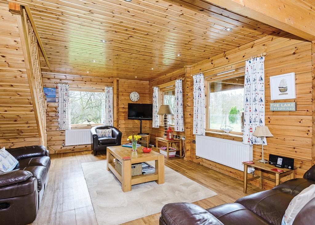 TV a/nebo společenská místnost v ubytování Anglesey Lakeside Lodges