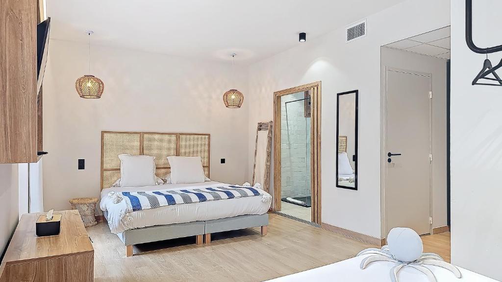 Postel nebo postele na pokoji v ubytování Intense Boutik-Hôtel
