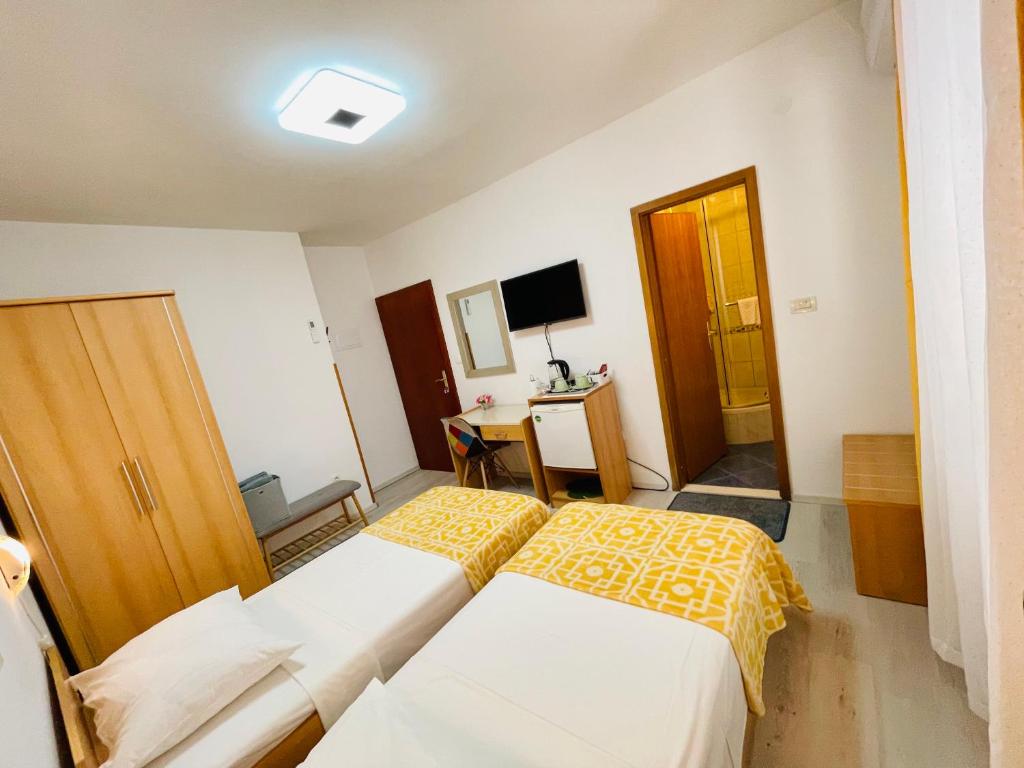 Postel nebo postele na pokoji v ubytování Apartmens and Rooms Madunic V