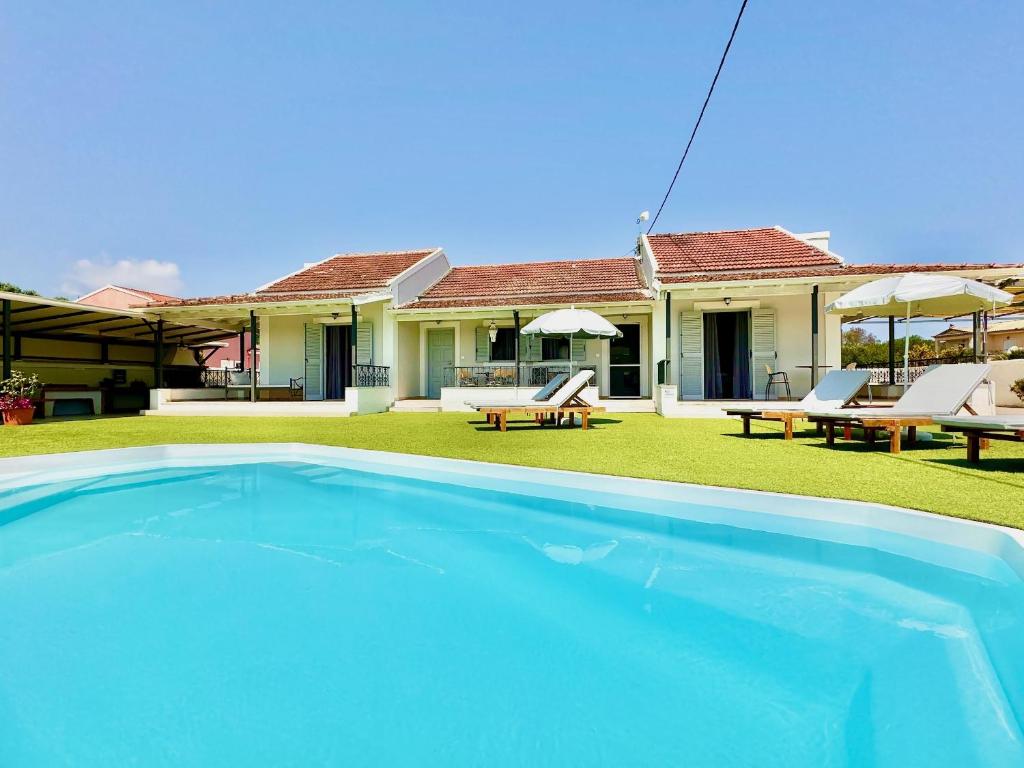Bazén v ubytování Villa Doramarie Sidari with private pool by DadoVillas nebo v jeho okolí