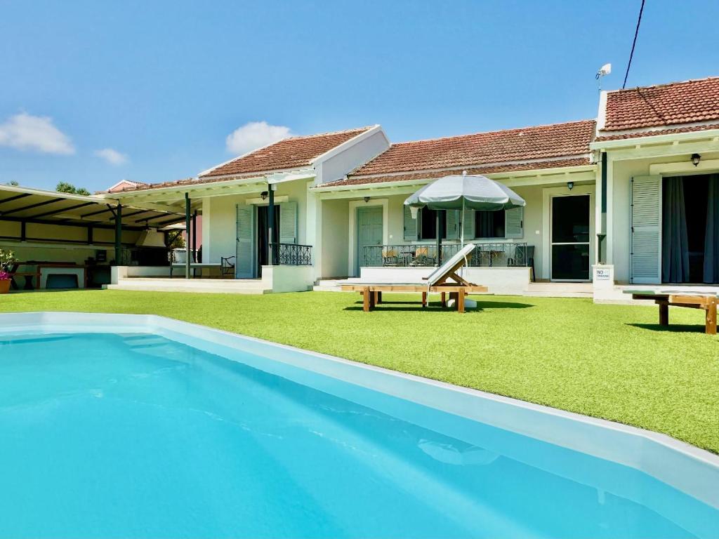 Bazén v ubytování Villa Doramarie Sidari with private pool by DadoVillas nebo v jeho okolí
