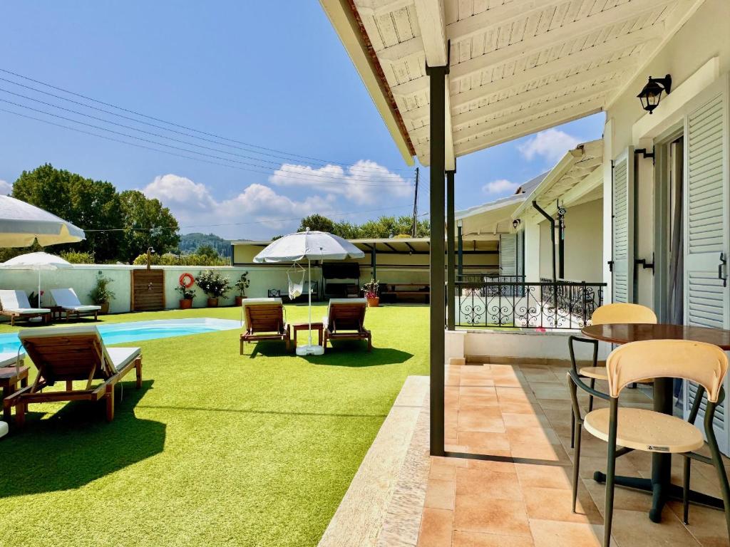 Patio nebo venkovní prostory v ubytování Villa Doramarie Sidari with private pool by DadoVillas