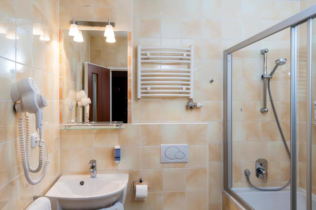 łazienka z umywalką i prysznicem w obiekcie Hotel Petr w Pradze