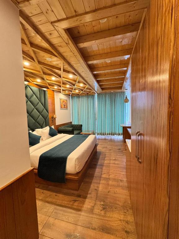Postel nebo postele na pokoji v ubytování White Season Resort - Mountain View With Premium Rooms # Luxury Stay in Manali