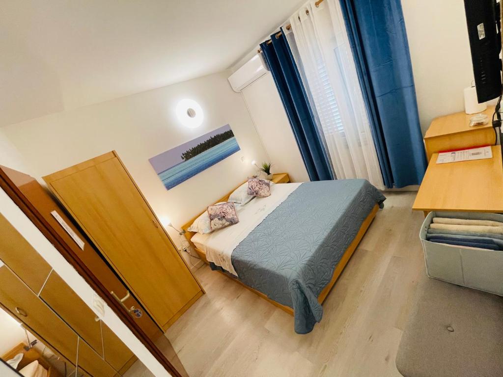Postel nebo postele na pokoji v ubytování Apartmens and Rooms Madunic V