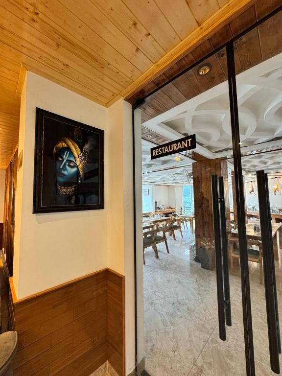 TV a/nebo společenská místnost v ubytování White Season Resort - Mountain View With Premium Rooms # Luxury Stay in Manali