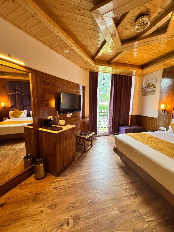 Postel nebo postele na pokoji v ubytování White Season Resort - Mountain View With Premium Rooms # Luxury Stay in Manali