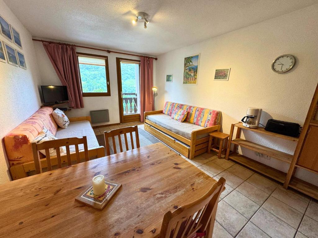 un salon avec une table et un canapé dans l'établissement Appartement de 2 pièces pour 4 pers. en face du télécabine à Saint Martin de Belleville - FR-1-452-114, à Saint-Martin-de-Belleville