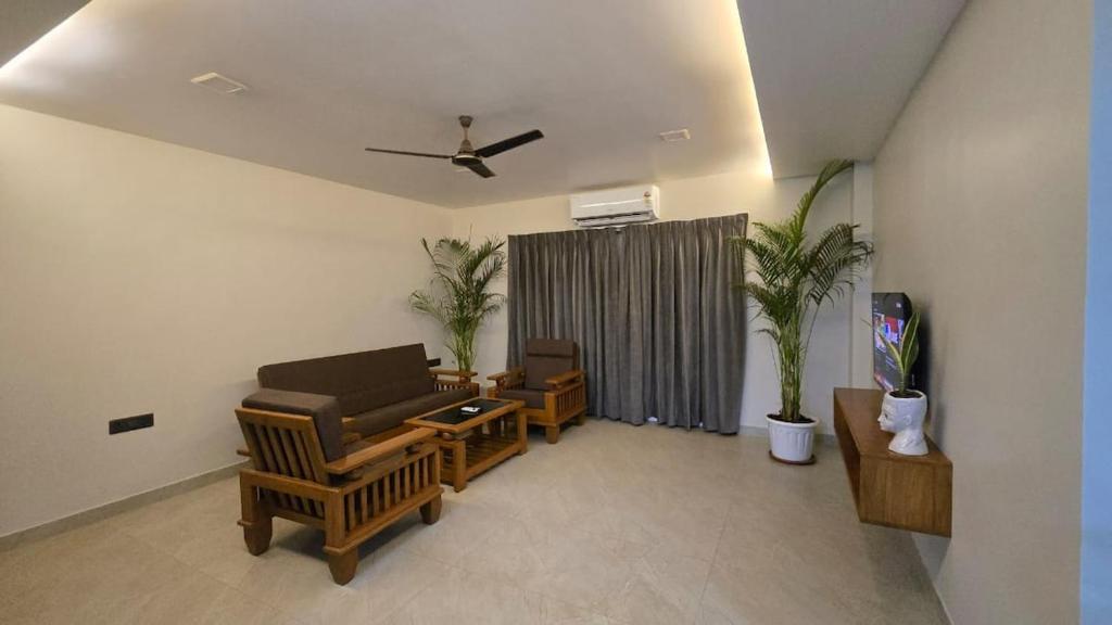 Posezení v ubytování Riverfront 2BHK Apt Riverview Good Reviews