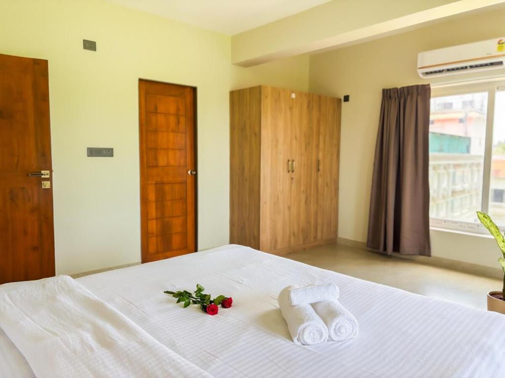 Postel nebo postele na pokoji v ubytování Riverfront 2BHK Apt Riverview Good Reviews