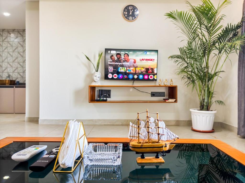 TV a/nebo společenská místnost v ubytování Riverfront 2BHK Apt Riverview Good Reviews