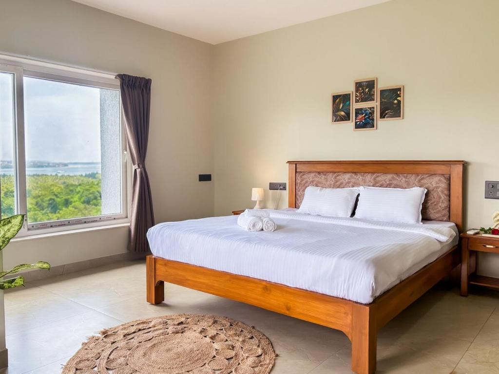 Postel nebo postele na pokoji v ubytování Riverfront 2BHK Apt Riverview Good Reviews