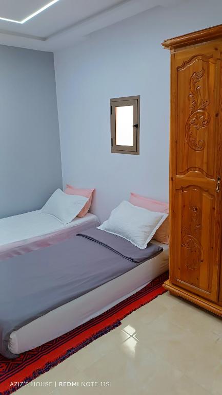 Una cama o camas en una habitación de Aziz House 1