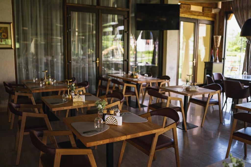Restaurace v ubytování Domeniile Martinutzi -Hotel Cardinal si Conac Rhedey