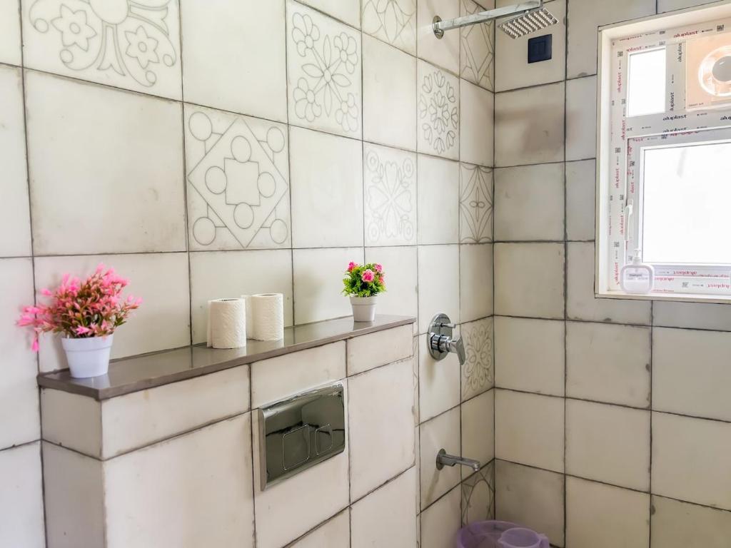 Koupelna v ubytování Riverfront 2BHK Apt Riverview Good Reviews