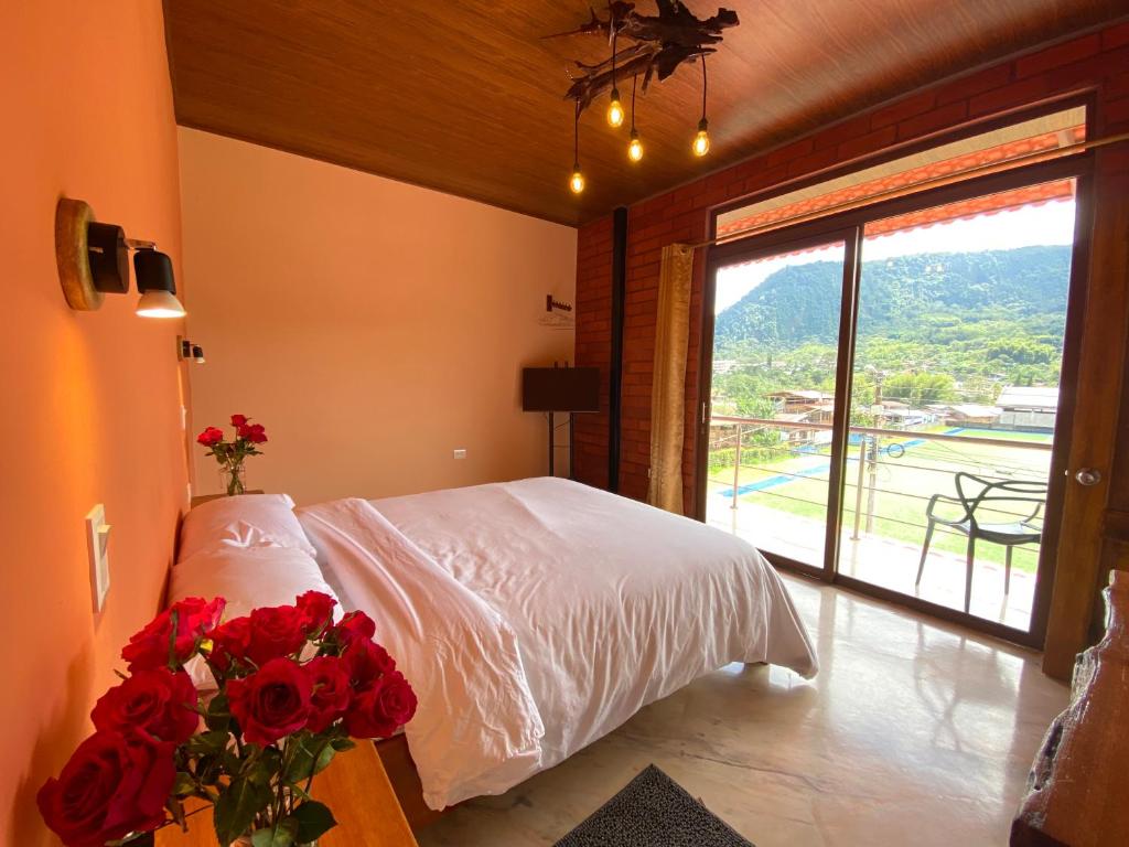 Postel nebo postele na pokoji v ubytování Cabañas Armonía y Jardín de Orquídeas