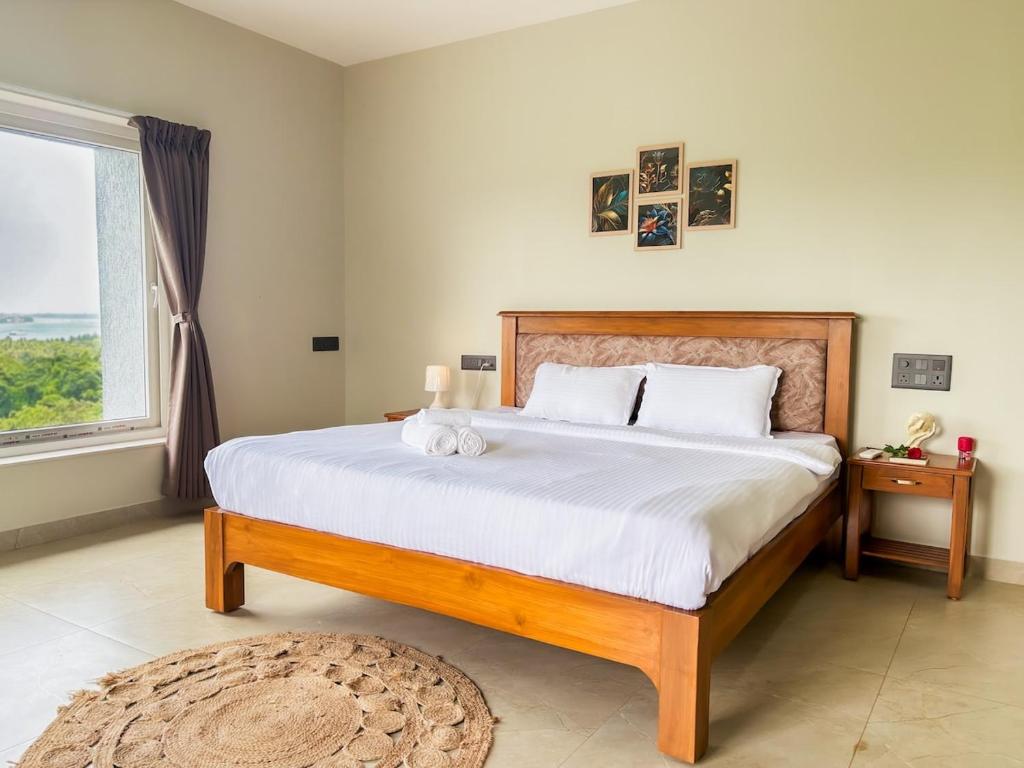 Postel nebo postele na pokoji v ubytování Riverfront 2BHK Apt Riverview Good Reviews