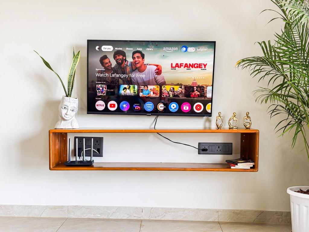 TV a/nebo společenská místnost v ubytování Riverfront 2BHK Apt Riverview Good Reviews