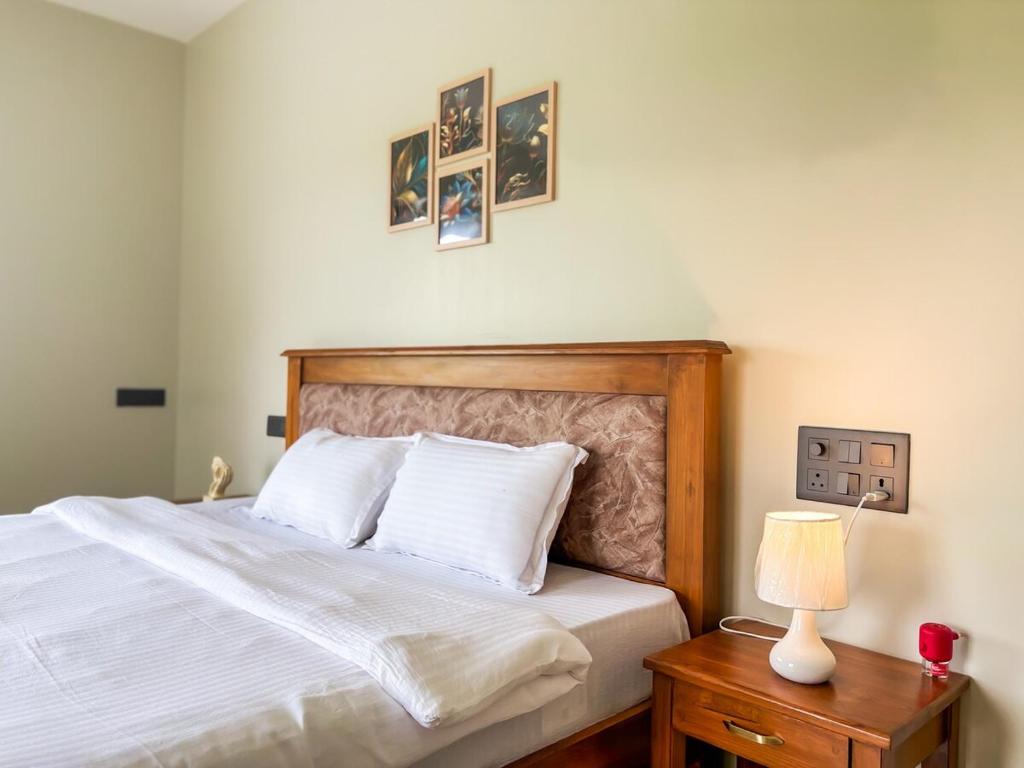 Postel nebo postele na pokoji v ubytování Riverfront 2BHK Apt Riverview Good Reviews