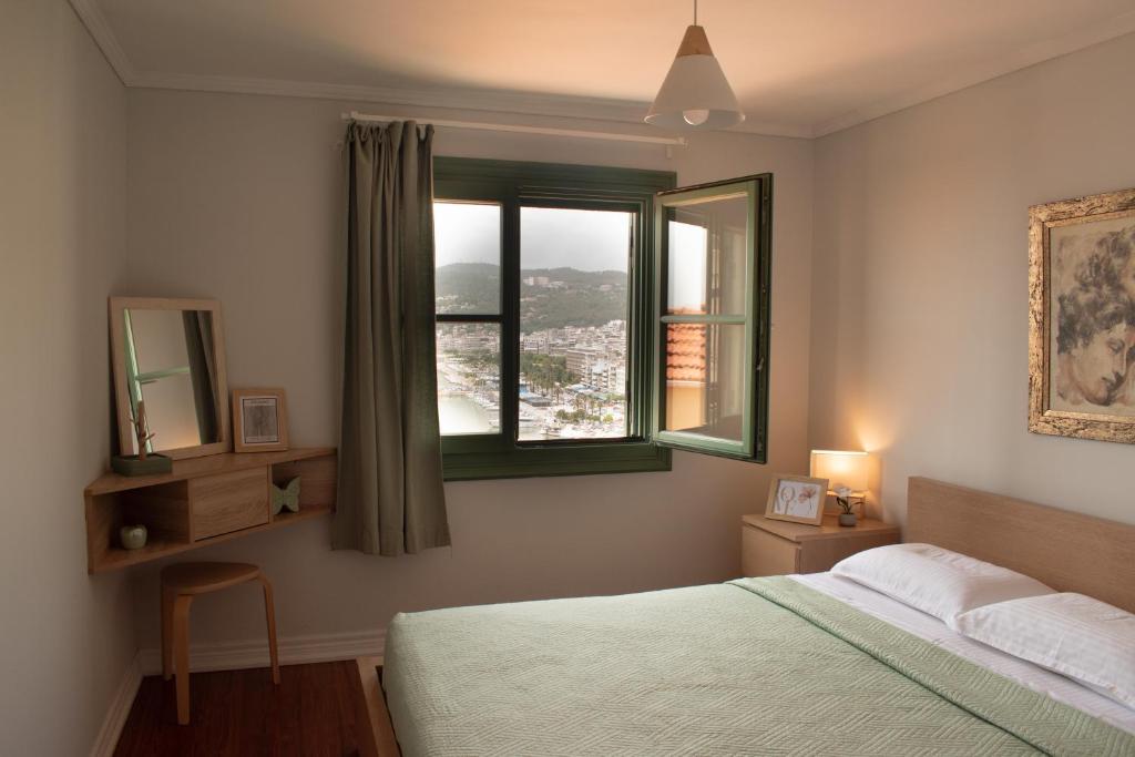 Postel nebo postele na pokoji v ubytování Theothea Suites