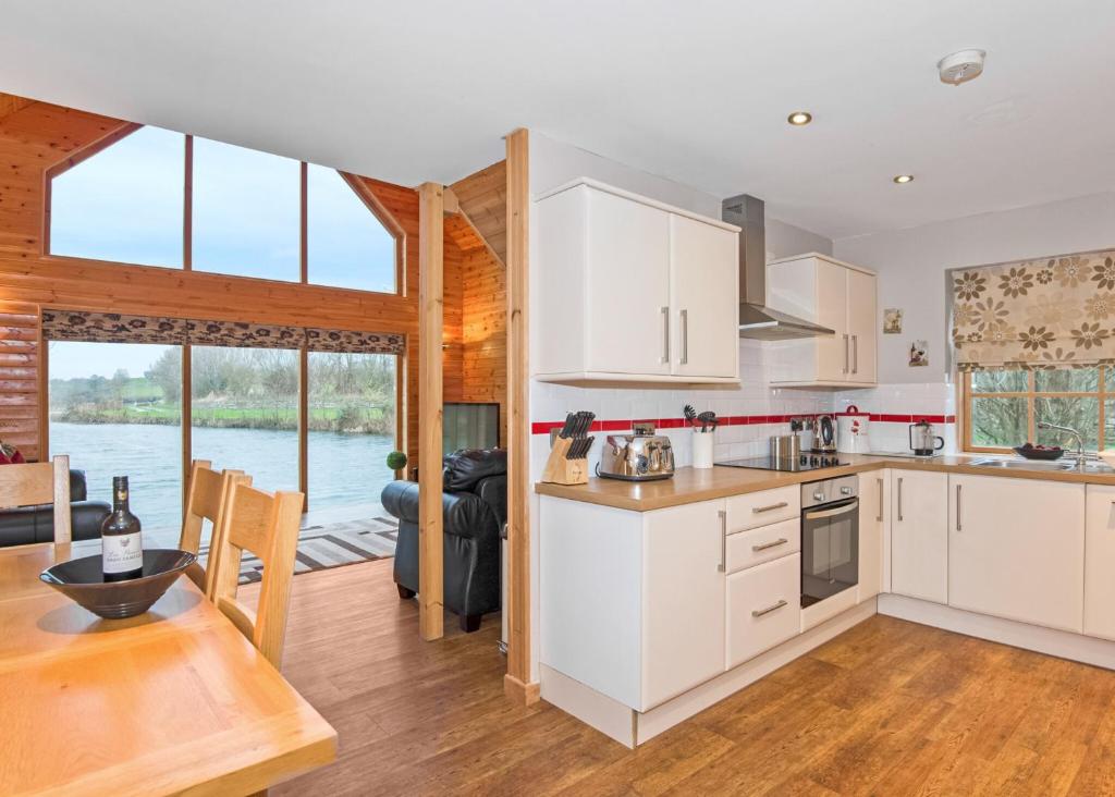 Kuchyň nebo kuchyňský kout v ubytování Anglesey Lakeside Lodges