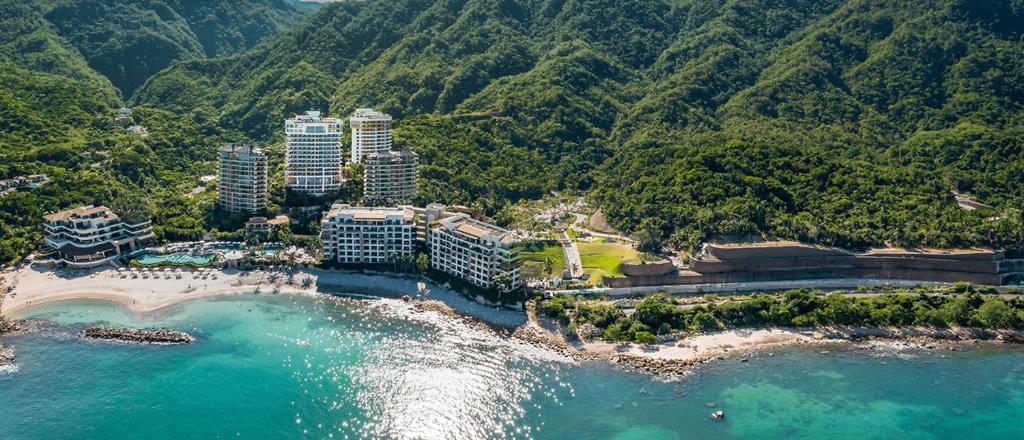 une vue aérienne d'un complexe hôtelier sur une plage dans l'établissement Garza Blanca Preserve Resort and Spa, à Puerto Vallarta