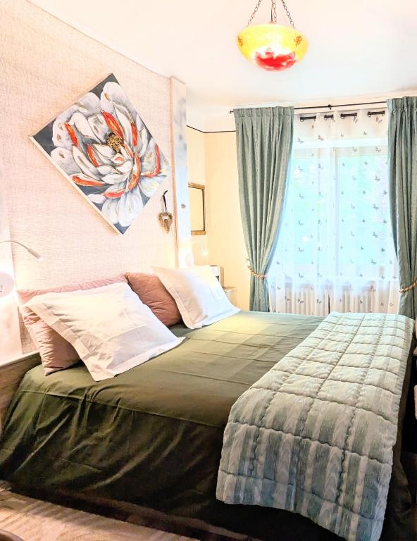 une chambre avec un lit avec une grande fenêtre dans l'établissement Chambres d'hotes la forêt, à Longwy